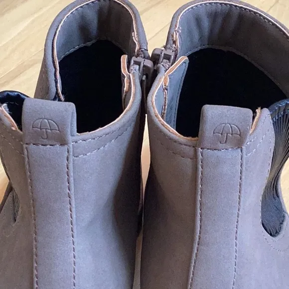 Naturalizer Madalyn Gore taupe heeled boots, booties. Women’s size 9.5
