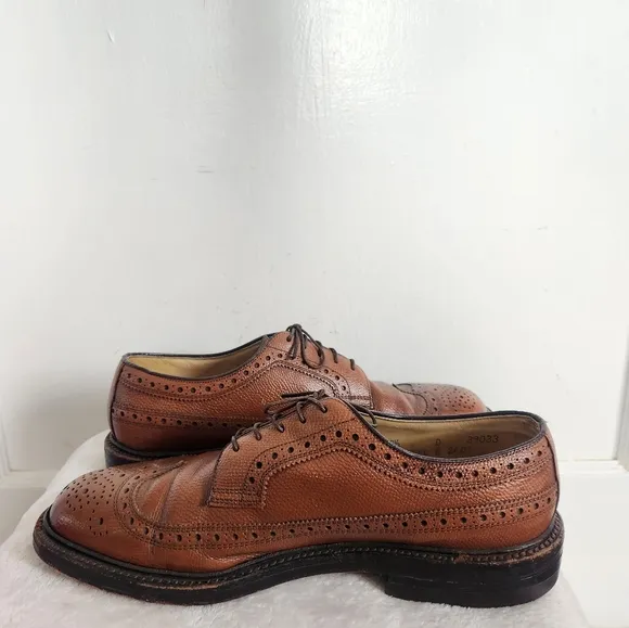 Nettleton Brown Wingtip Dress Shoes Oxfords Lace Up Mens Sz 8.5D Almond Toe EUC
