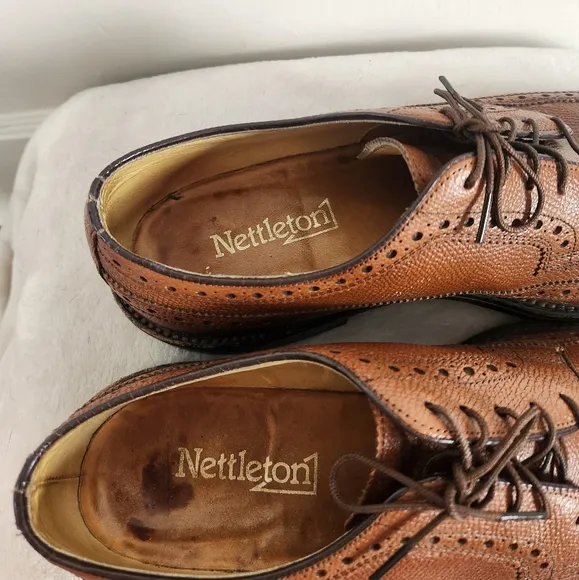 Nettleton Brown Wingtip Dress Shoes Oxfords Lace Up Mens Sz 8.5D Almond Toe EUC
