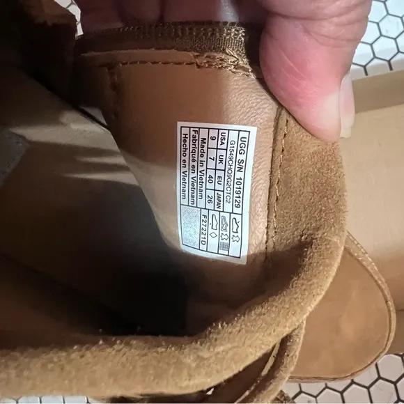 NEW in box UGG women’s Tan Suede Boots size 9