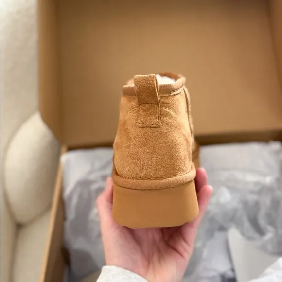New In box Vici Women's Tan Brisk Feels Platform Ankle Boots