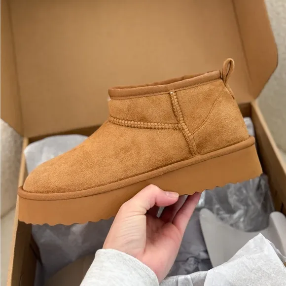 New In box Vici Women's Tan Brisk Feels Platform Ankle Boots