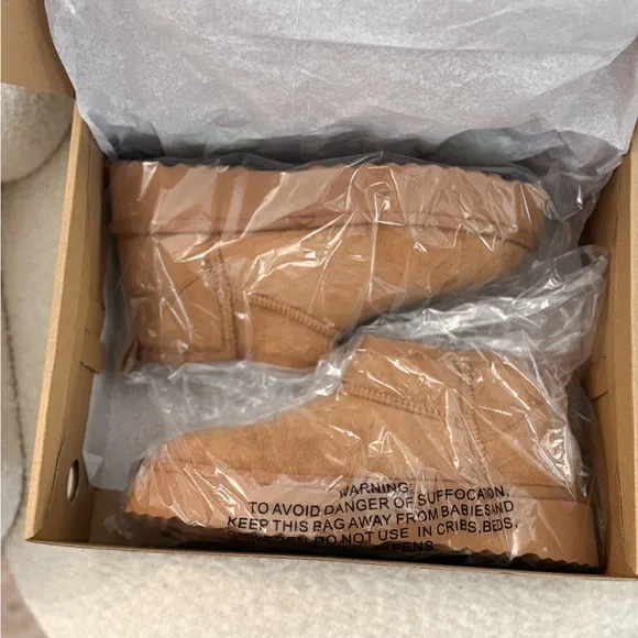 New In box Vici Women's Tan Brisk Feels Platform Ankle Boots