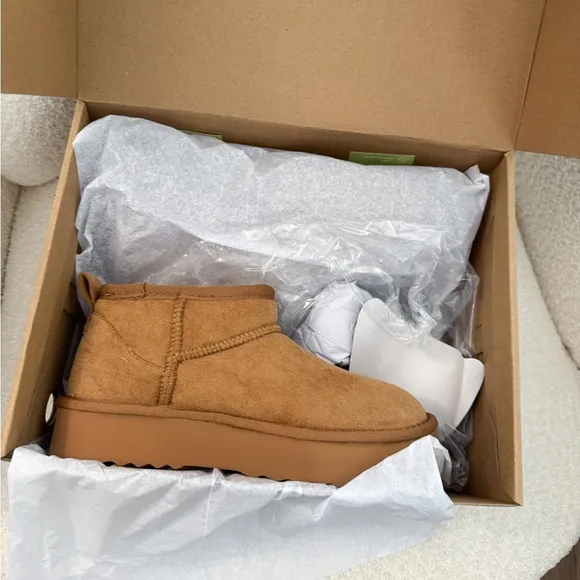 New In box Vici Women's Tan Brisk Feels Platform Ankle Boots
