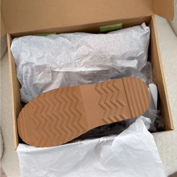 New In box Vici Women's Tan Brisk Feels Platform Ankle Boots