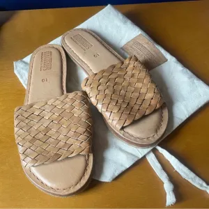 NEW Mohinders Woven Tan Slide Sandals in honey leather open toe fits size 9