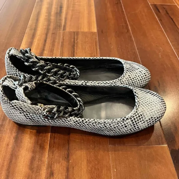 New NWT Guess By Marciano Silver Ballet Flats Animal Print Chain Detail Sz 7M