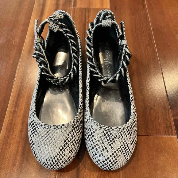 New NWT Guess By Marciano Silver Ballet Flats Animal Print Chain Detail Sz 7M