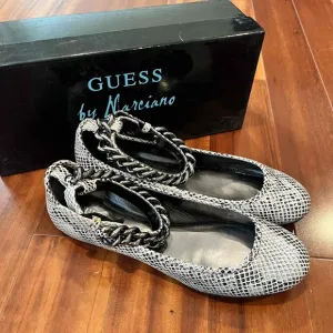 New NWT Guess By Marciano Silver Ballet Flats Animal Print Chain Detail Sz 7M
