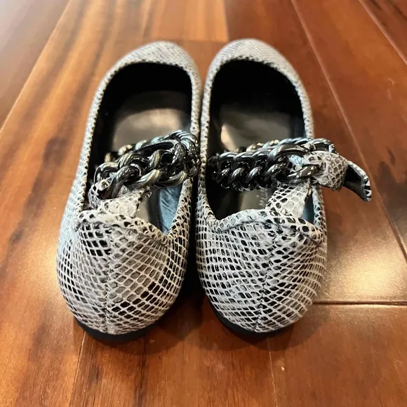 New NWT Guess By Marciano Silver Ballet Flats Animal Print Chain Detail Sz 7M