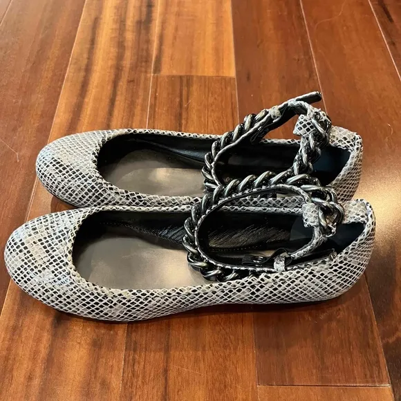 New NWT Guess By Marciano Silver Ballet Flats Animal Print Chain Detail Sz 7M