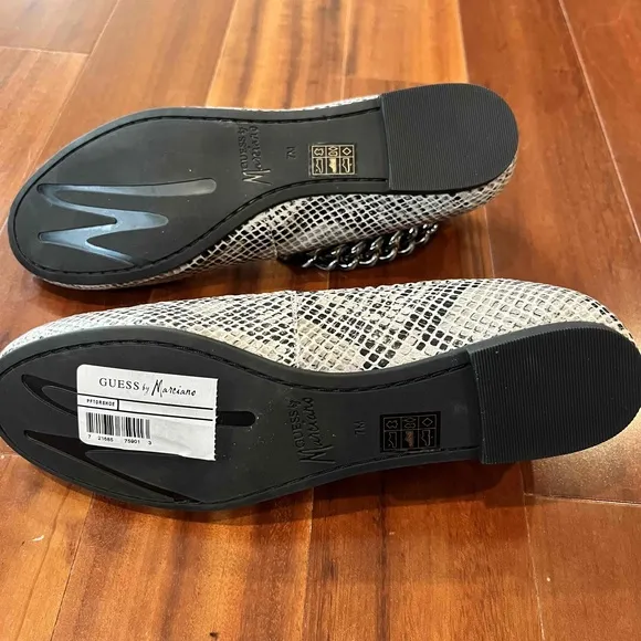 New NWT Guess By Marciano Silver Ballet Flats Animal Print Chain Detail Sz 7M