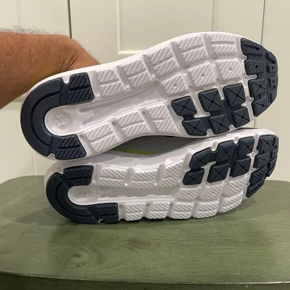 NEW UNDER ARMOUR BOYS OUTHUSTLE RUNNING SHOES SZ 6.5Y - 9099