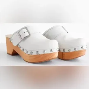New women’s Sz 39 Free People white casual mule sandals with studs detailings