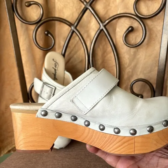 New women’s Sz 39 Free People white casual mule sandals with studs detailings