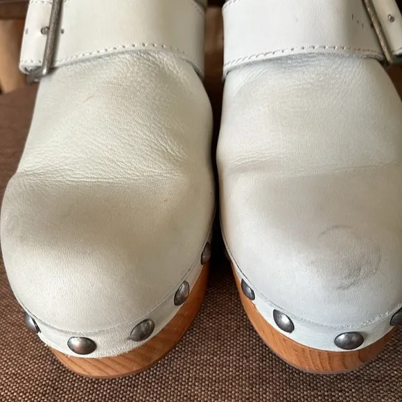 New women’s Sz 39 Free People white casual mule sandals with studs detailings