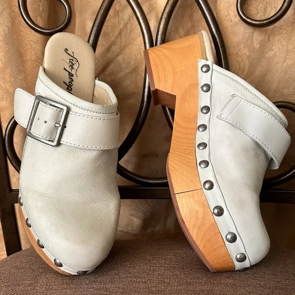 New women’s Sz 39 Free People white casual mule sandals with studs detailings