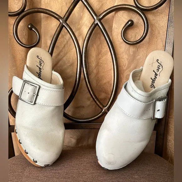 New women’s Sz 39 Free People white casual mule sandals with studs detailings