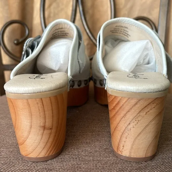 New women’s Sz 39 Free People white casual mule sandals with studs detailings
