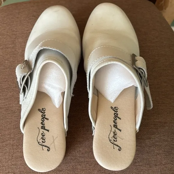 New women’s Sz 39 Free People white casual mule sandals with studs detailings