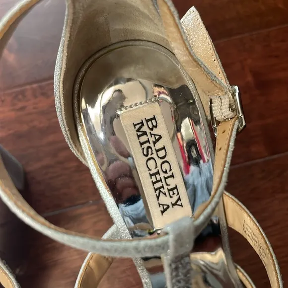 NIB Badgley Mischka Hewitt Silver Rhinestone Embellished T-Strap Heels 7
