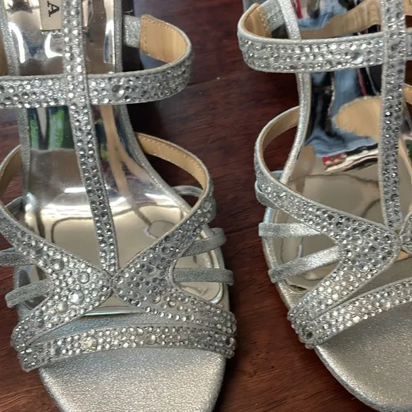NIB Badgley Mischka Hewitt Silver Rhinestone Embellished T-Strap Heels 7