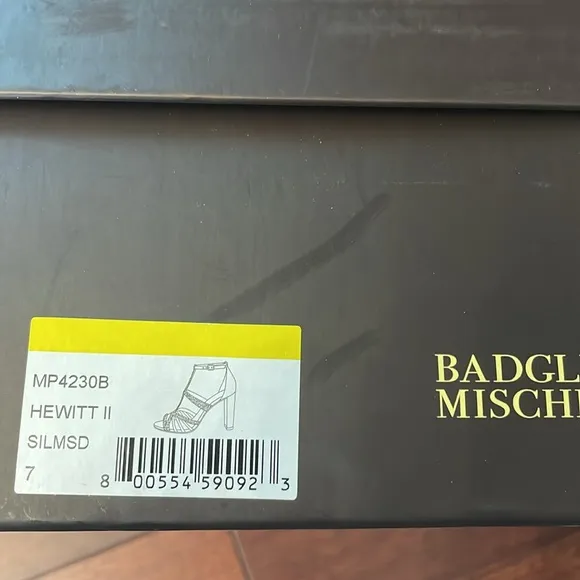 NIB Badgley Mischka Hewitt Silver Rhinestone Embellished T-Strap Heels 7