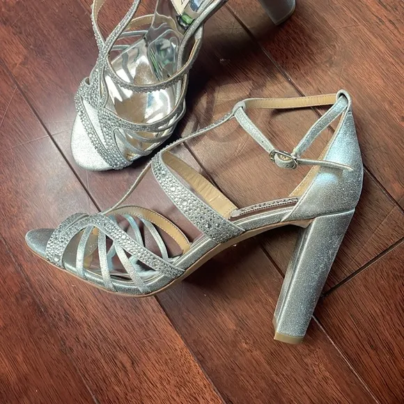 NIB Badgley Mischka Hewitt Silver Rhinestone Embellished T-Strap Heels 7