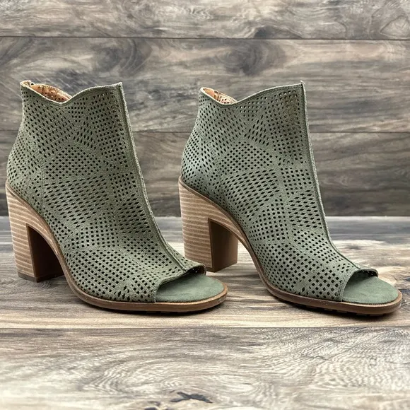 NIB Lucky Brand Vacob 9M Open Toe Perforated Block Heel Ankle Bootie Olive Suede