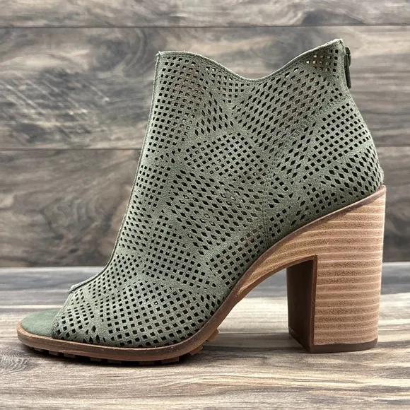 NIB Lucky Brand Vacob 9M Open Toe Perforated Block Heel Ankle Bootie Olive Suede