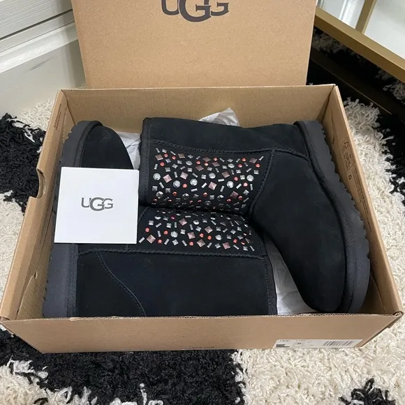NIB Women’s Size 6 UGG W Classic Studded II Suede Winter Ankle Boots In Black