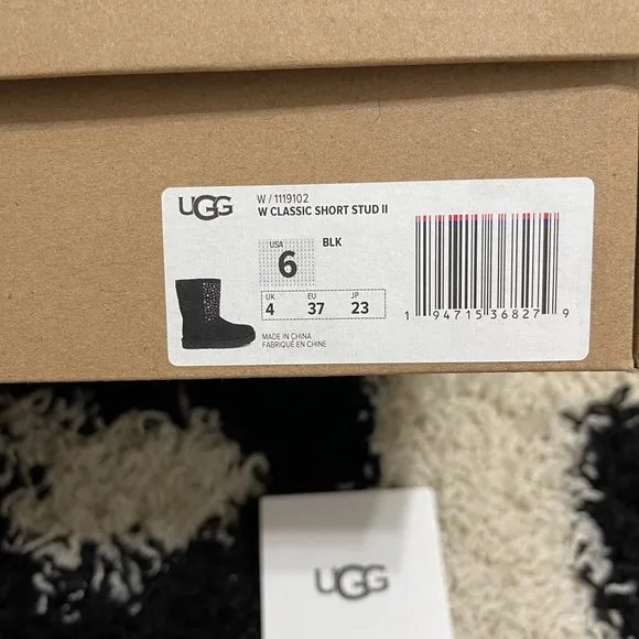 NIB Women’s Size 6 UGG W Classic Studded II Suede Winter Ankle Boots In Black