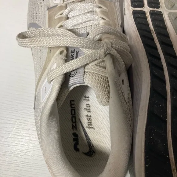 Nike Air Zoom Women's White and Gray Running Shoes Pegasus 40