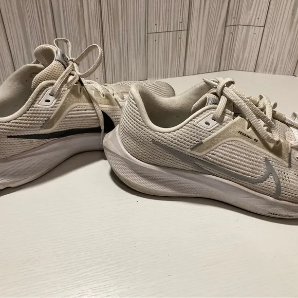 Nike Air Zoom Women's White and Gray Running Shoes Pegasus 40