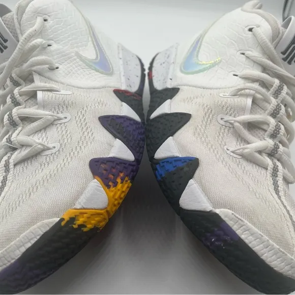 Nike Boys Kyrie 4 AA2897-104 White Gray Basketball Shoes Sneakers Size 5Y