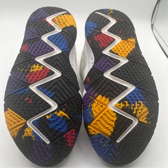 Nike Boys Kyrie 4 AA2897-104 White Gray Basketball Shoes Sneakers Size 5Y