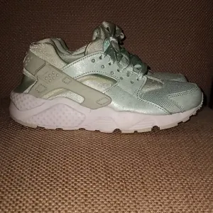 Nike Kids Huarache Sneakers Shoes Size 4Y