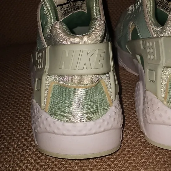 Nike Kids Huarache Sneakers Shoes Size 4Y