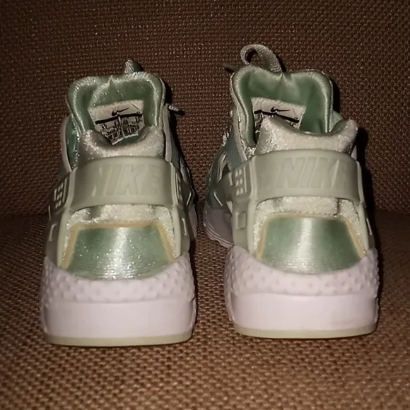 Nike Kids Huarache Sneakers Shoes Size 4Y