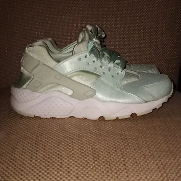 Nike Kids Huarache Sneakers Shoes Size 4Y