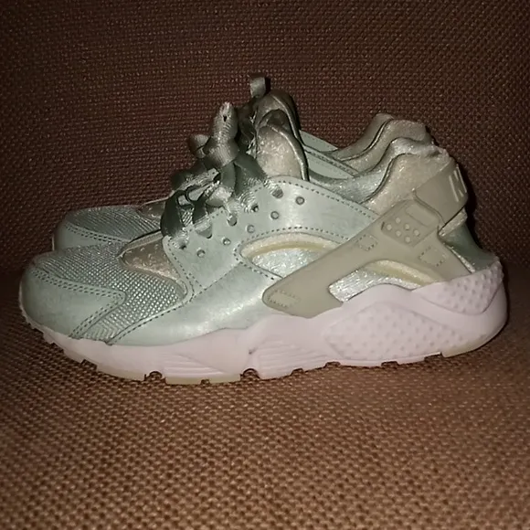 Nike Kids Huarache Sneakers Shoes Size 4Y
