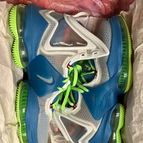 Nike LeBron XIX Sneakers