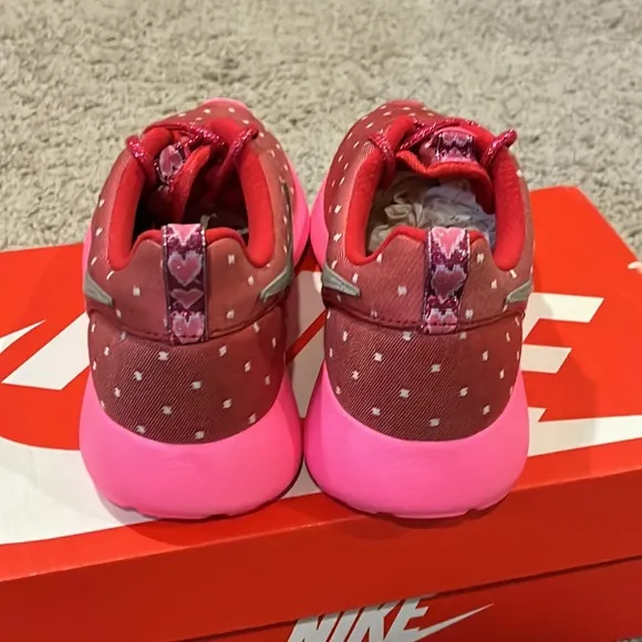 Nike Rosherun Valentines Day Heart shoes sneakers 677784 606 Girls Youth Size 3