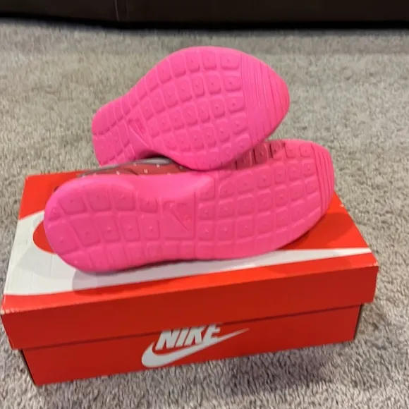 Nike Rosherun Valentines Day Heart shoes sneakers 677784 606 Girls Youth Size 3