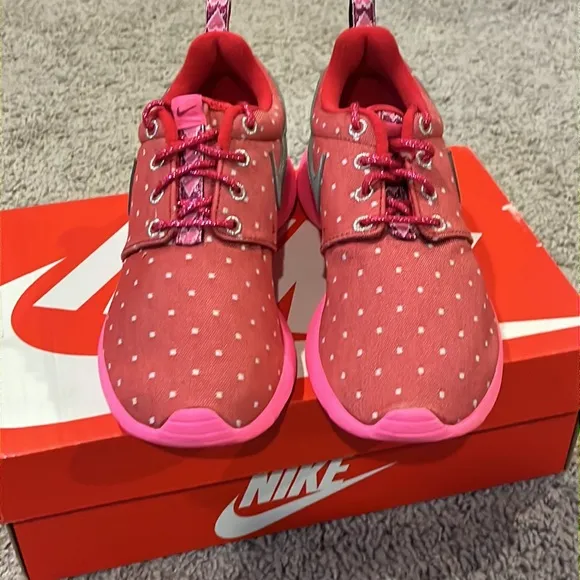 Nike Rosherun Valentines Day Heart shoes sneakers 677784 606 Girls Youth Size 3