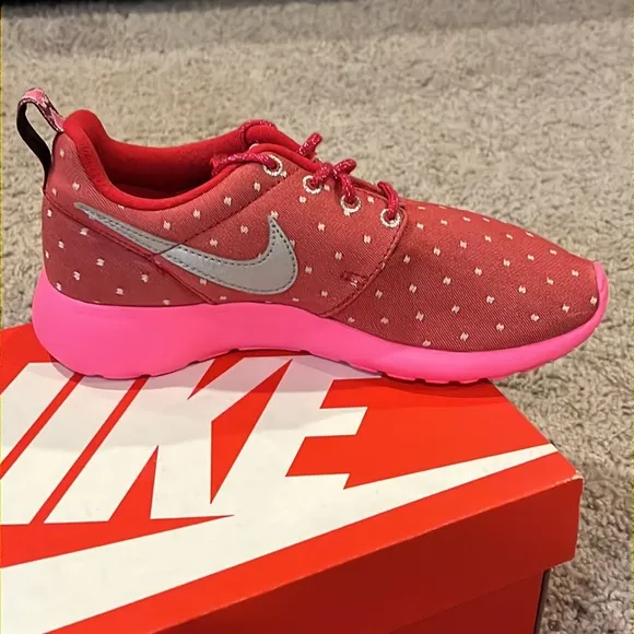 Nike Rosherun Valentines Day Heart shoes sneakers 677784 606 Girls Youth Size 3