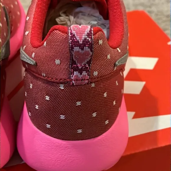 Nike Rosherun Valentines Day Heart shoes sneakers 677784 606 Girls Youth Size 3