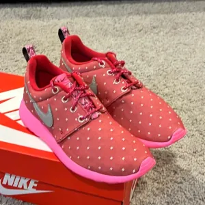 Nike Rosherun Valentines Day Heart shoes sneakers 677784 606 Girls Youth Size 3