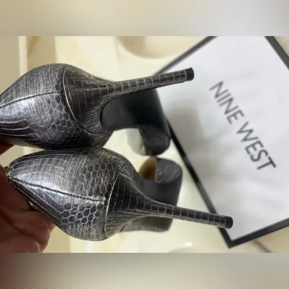 Nine West Silver Pewter Snake Print D'Orsay Chic Dress Heels Shoes Pumps 8 w/Box