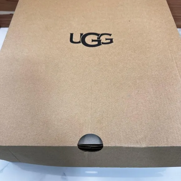 NWB -UGG Women's Classic Short II Suede Boots Side Zip Black size US 9